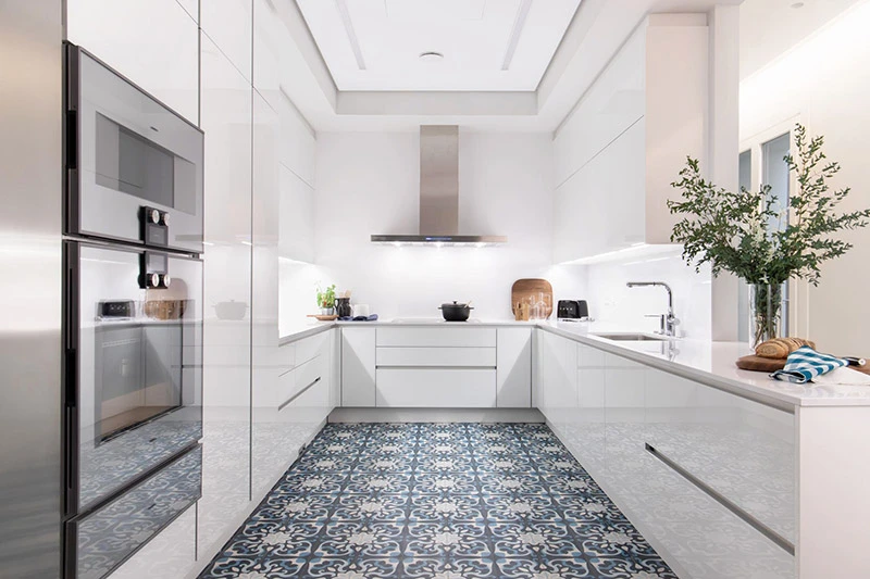 General view of a white and very bright kitchen