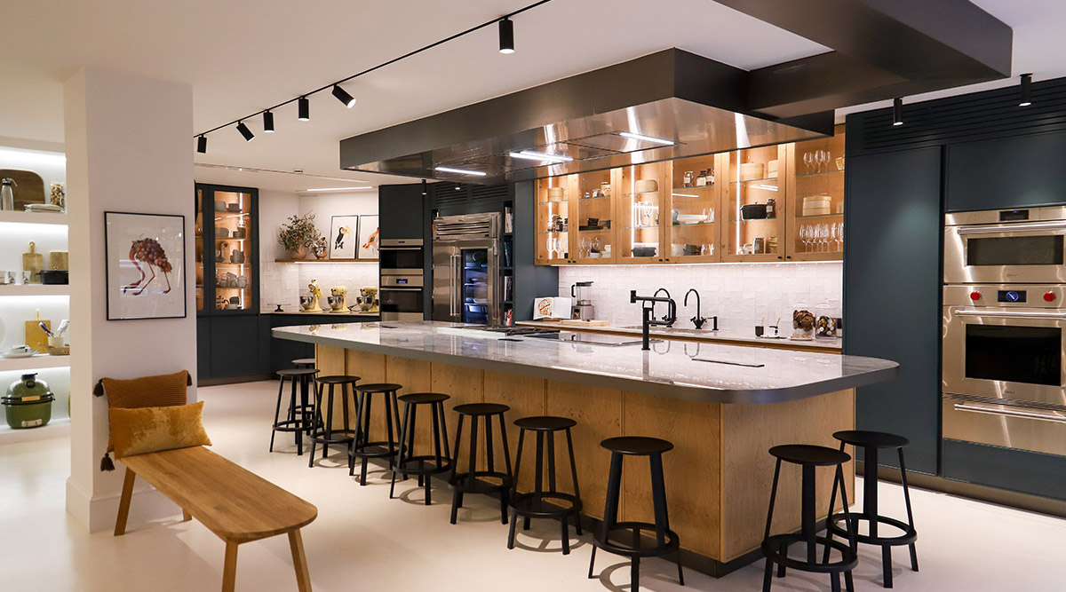 Vista general de la isla en la cocina principal de Cookery Madrid