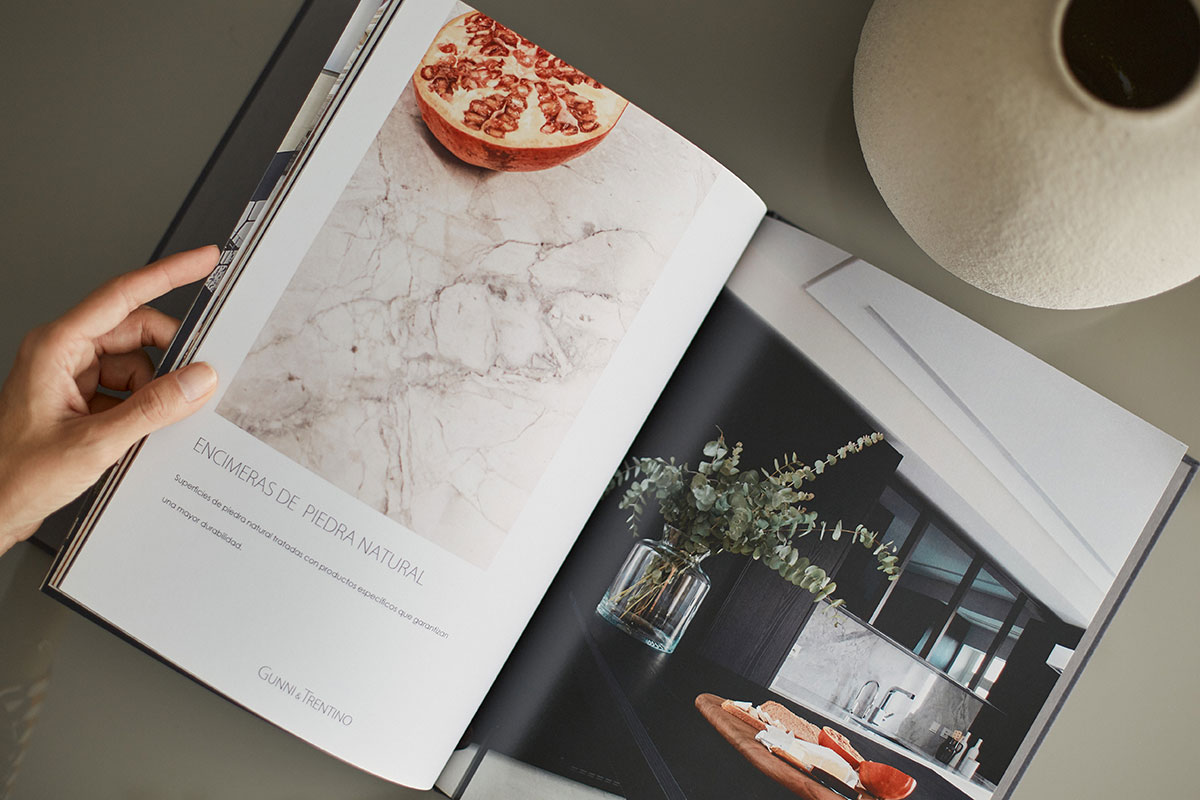 Vista del libro abierto a doble página sobre una mesa