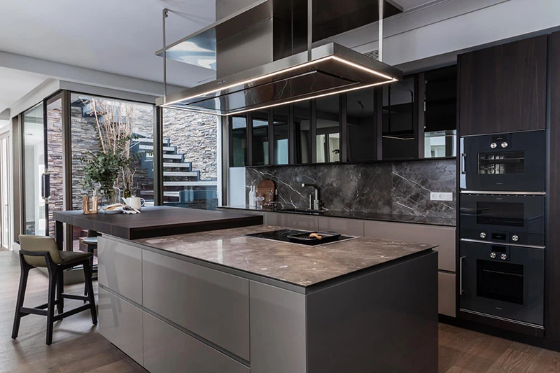 Vista general de una cocina en tonos oscuros